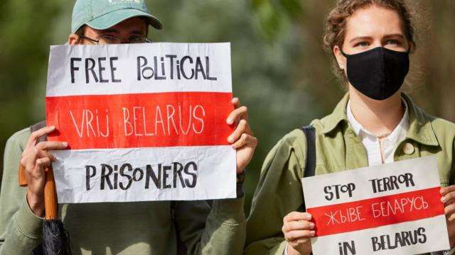 Люди с табличками "свободу белорусским политзаключенным"