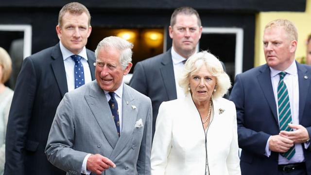 Принц Чарльз с женой и офицерами охраны