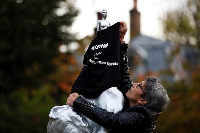 Радикальная фемактивистка и "критик гендера" Джулия Лонг "прикрыла" наготу статуи в честь Уолстонкрафт на второй день после ее открытия