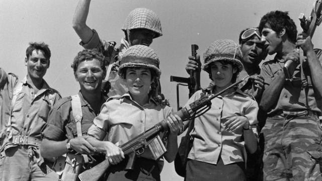 Израильские солдаты торжествуют победу в Шестидневной войне (Синайский полусотров, 13 июня 1967 года)