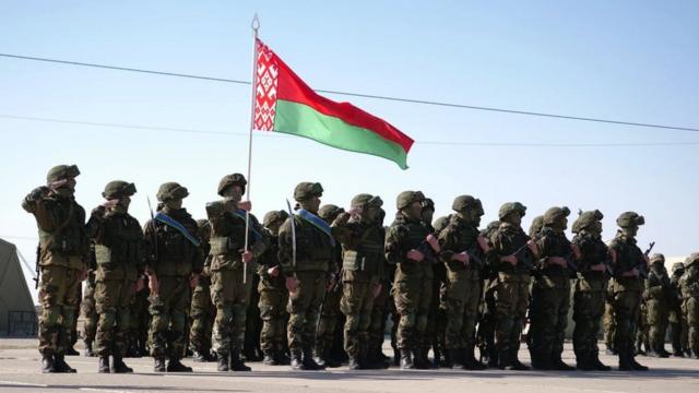 Белорусские военные под флагом Беларуси