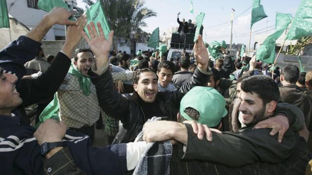 Палестинцы празднуют победу ХАМАС на выборах