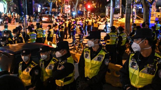 Полиция блокирует улицу в Шанхае, чтобы не допустить новых демонстраций