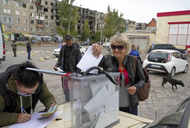 Женщина голосует на "референдум"е в Мариуполе. Фото - 26 сентября 2022 года
