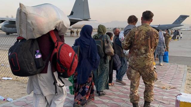 Погрузка беженцев на самолет в аэропорту Кабула