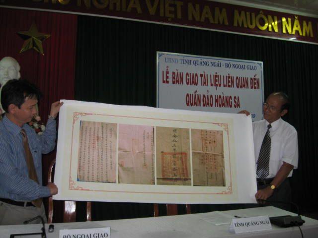 Lễ bàn giao một số tài liệu lịch sử liên quan đến quần đảo Hoàng Sa của tỉnh Quảng Ngãi