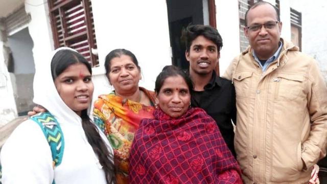 Neetu Kumari avec ses enfants et l'activiste Naresh Paras 