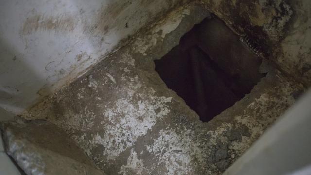 Отверстие в полу камеры Гусмана в тюрьме Альтиплано