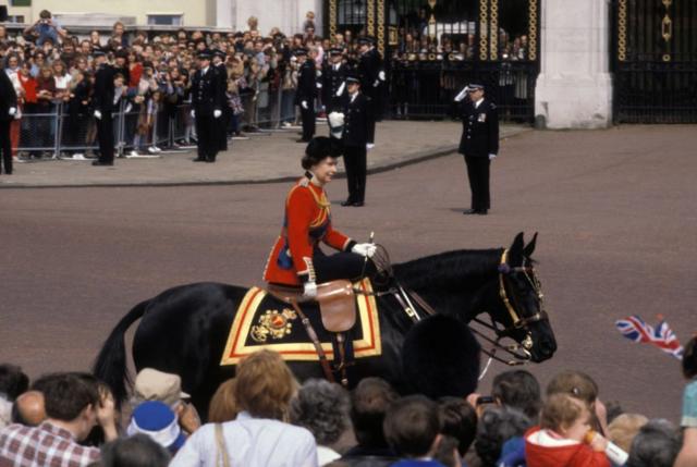 Королева перед началом церемонии Trooping the colour выезжает из дворца