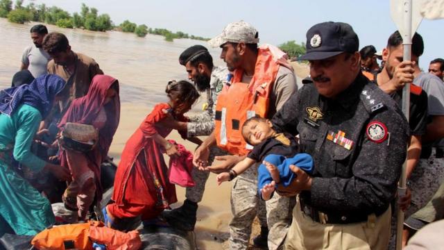 Военные Пакистана спасают людей в районе Даду, провинция Синд, 27 августа 2022