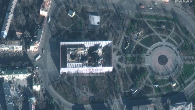 Огороженная территория на месте разбомбленного театра в Мариуполе
