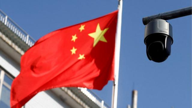 Камера слежения и флаг в Пекине