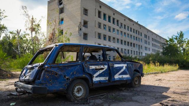 Разбитая машина в одном из освобожденных ВСУ сел Херсонской области