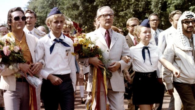 Немецкие пионеры маршировали с главой ГДР Эриком Хоннекером
