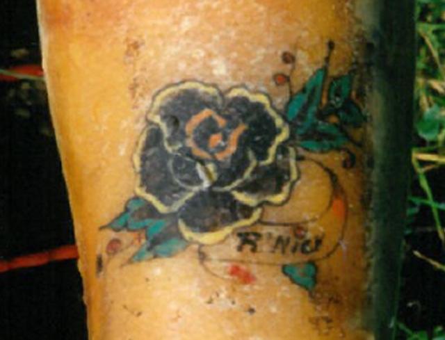 Изображение татуировки в виде цветка на теле неопознанной женщины из Бельгии