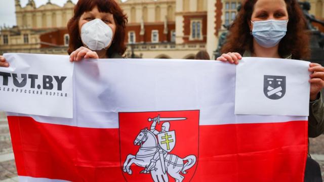 Женщины с флагом БЧБ в Польше