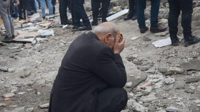 Мужчина напряженно ждет во время поисков под завалами здания в Диярбакыре, Турция, к северо-востоку от эпицентра землетрясения