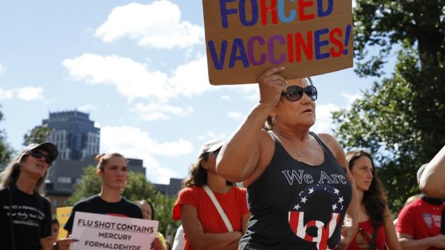 Митинг адептов QAnon и противников вакцин в Бостоне