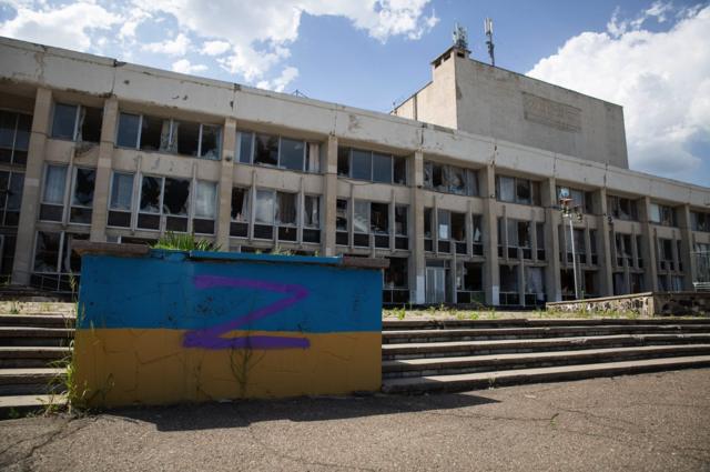 3 июня, Луганская область. Рубежное. Здание, пострадавшее в результате обстрела.