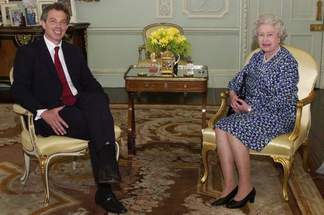 Королева Британии Елизавета II дает в Букингемском дворце аудиенцию премьер-министру Тони Блэру.