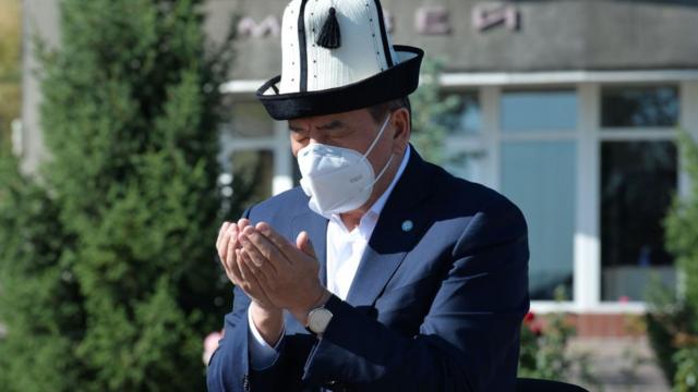 Жээнбеков молится во время траура по погибшим от коронавируса