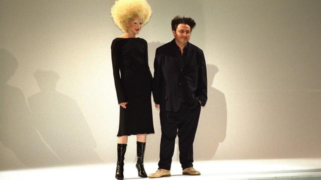 В сезоне 1998-99 годов Эльбаз стал автором коллекции модного дома Ги Ларош.