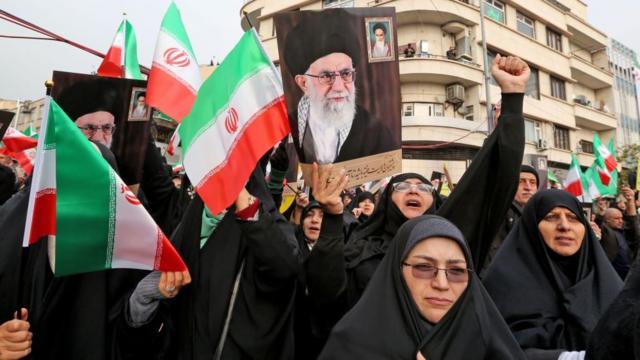 Люди выходили в ноябре и на провластные митинги. Женщины держат портреты верховного лидера, аятоллы Хаменеи
