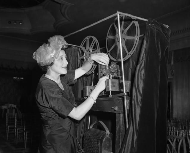 Англичанка Рози Ньюман стала одним из первых кинорежиссеров, которые начали работать с кинопленкой из целлюлозы