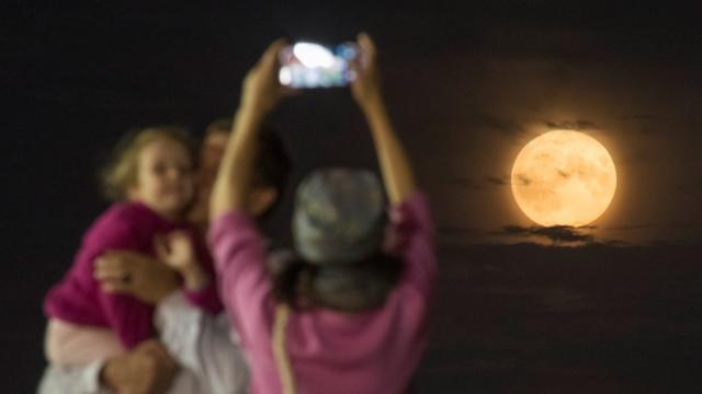 Туристы фотографируют суперлуние в Москве