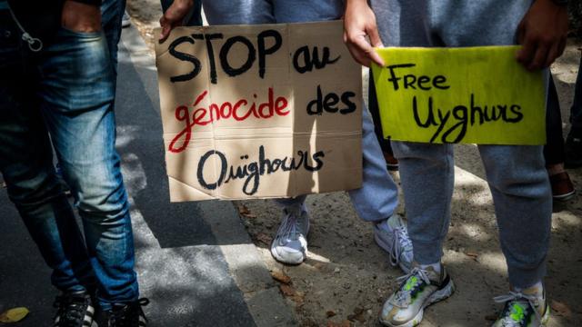 Митинг в поддержку угуйров в Париже