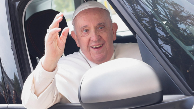 Папа Франциск в машине на пути из больницы, 1 апреля 2023 г.