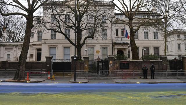 В четверг часть улицы около российского посольства перекрасили в желтый и синий цвета
