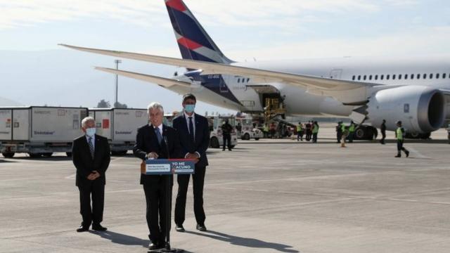 Президент Чили Себастьян Пиньера выступает в аэропорту Сантьяго по случаю прибытия партии китайской вакцины