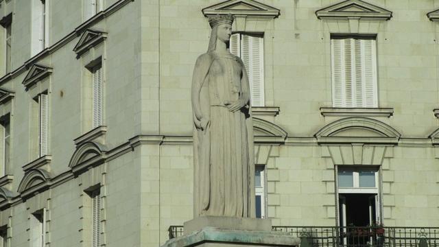 Статуя Маргариты Анжуйской
