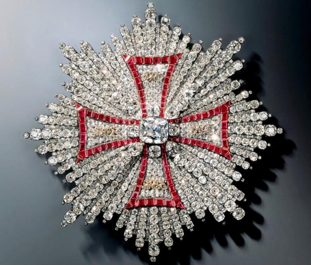 Бриллиантовая брошь с крестом, выложенным рубинами