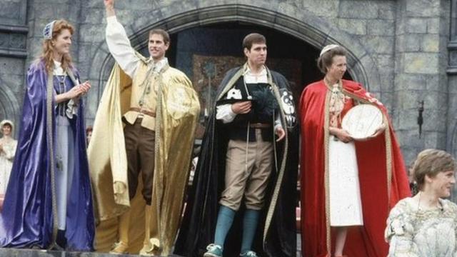 Герцогиня Йоркская Сара Фергюсон, принц Эдвард, принц Эндрю, принцесса Анна в программе "Королевский нокаут".
