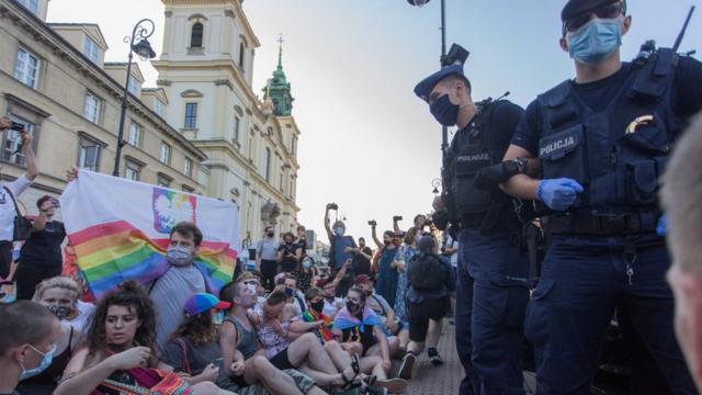 демонстранты и полиция в Варшаве