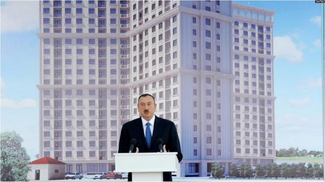 Президент Алиев на церемонии сдачи очередного дома для журналистов