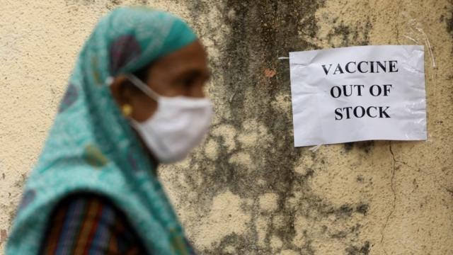 "Прививок нет". Когда Индия просила ВТО отменить патенты, вакцин не хватало. Сейчас их в избытке