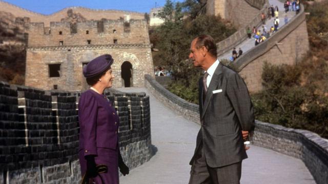 Королева Елизавета и принц Филипп на Великой китайской стене