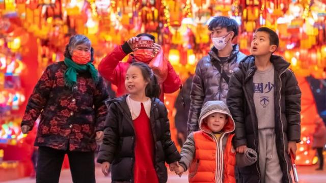 Китайские семьи отмечали наступление Лунного нового года в это воскресенье
