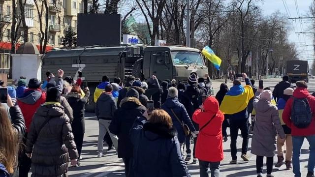 Люди на про-украинском митинге в Херсоне