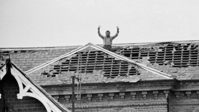 Черно-белая фотография, человек на крыше здания