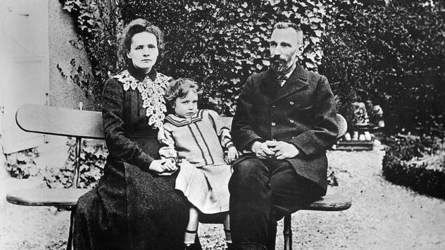 Мария Кюри с дочерью Ирэн и Пьер Кюри