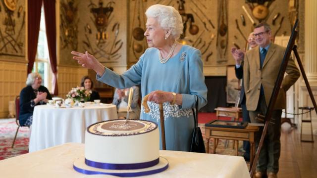 Королева Елизавета с тортом