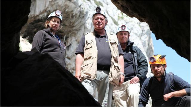 Финлейсон и его коллеги в пещере Горама
