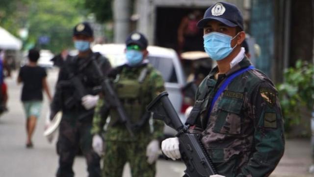 Филиппинская армия следит за соблюдением карантина из-за коронавируса