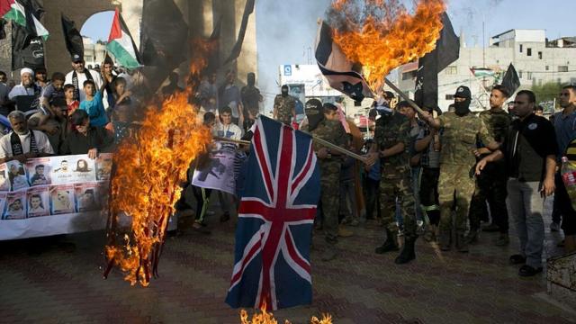 палестинские демонстранты жгут британский флаг
