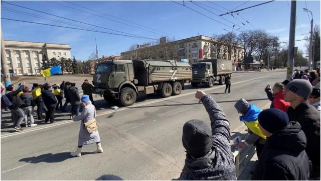 Демонстранты преграждают путь российской военной технике на проукраинском митинге в Херсоне. 20 марта