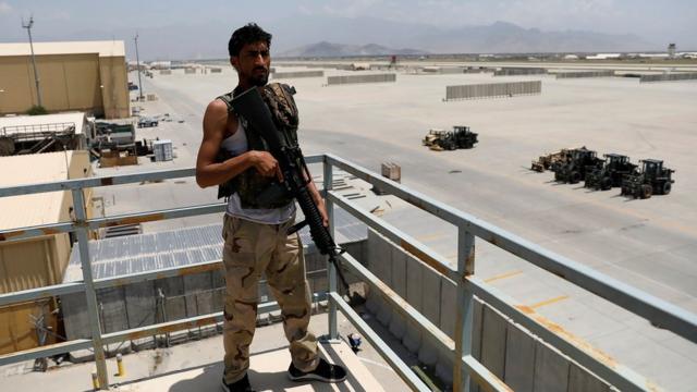 Афганский военный на базе Баграм после вывода оттуда американских войск